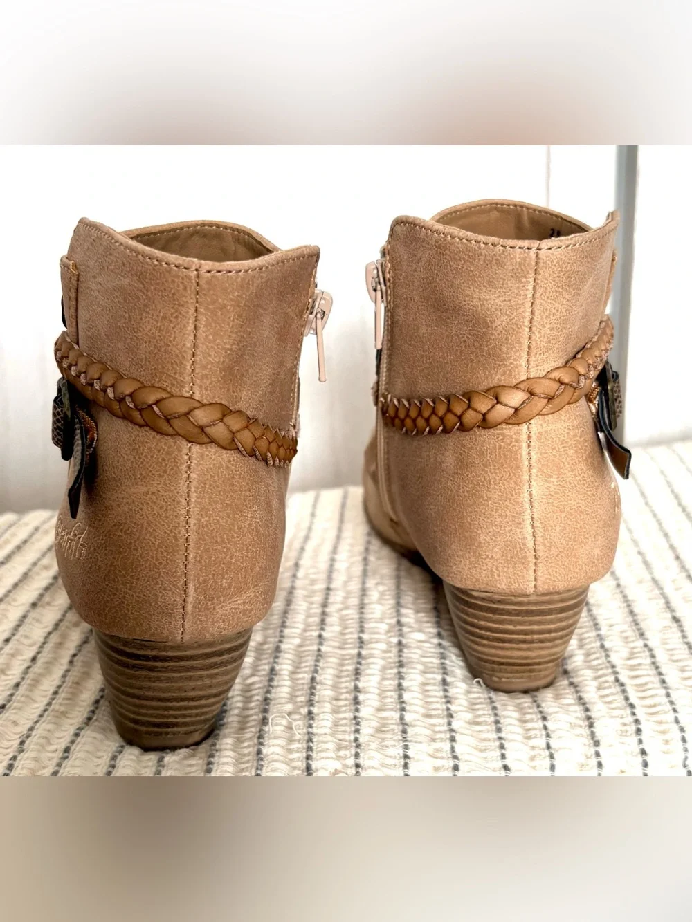Blowfish Malibu Kids Beezee-K Wedge Booties Tan Size 2.5 New in Box